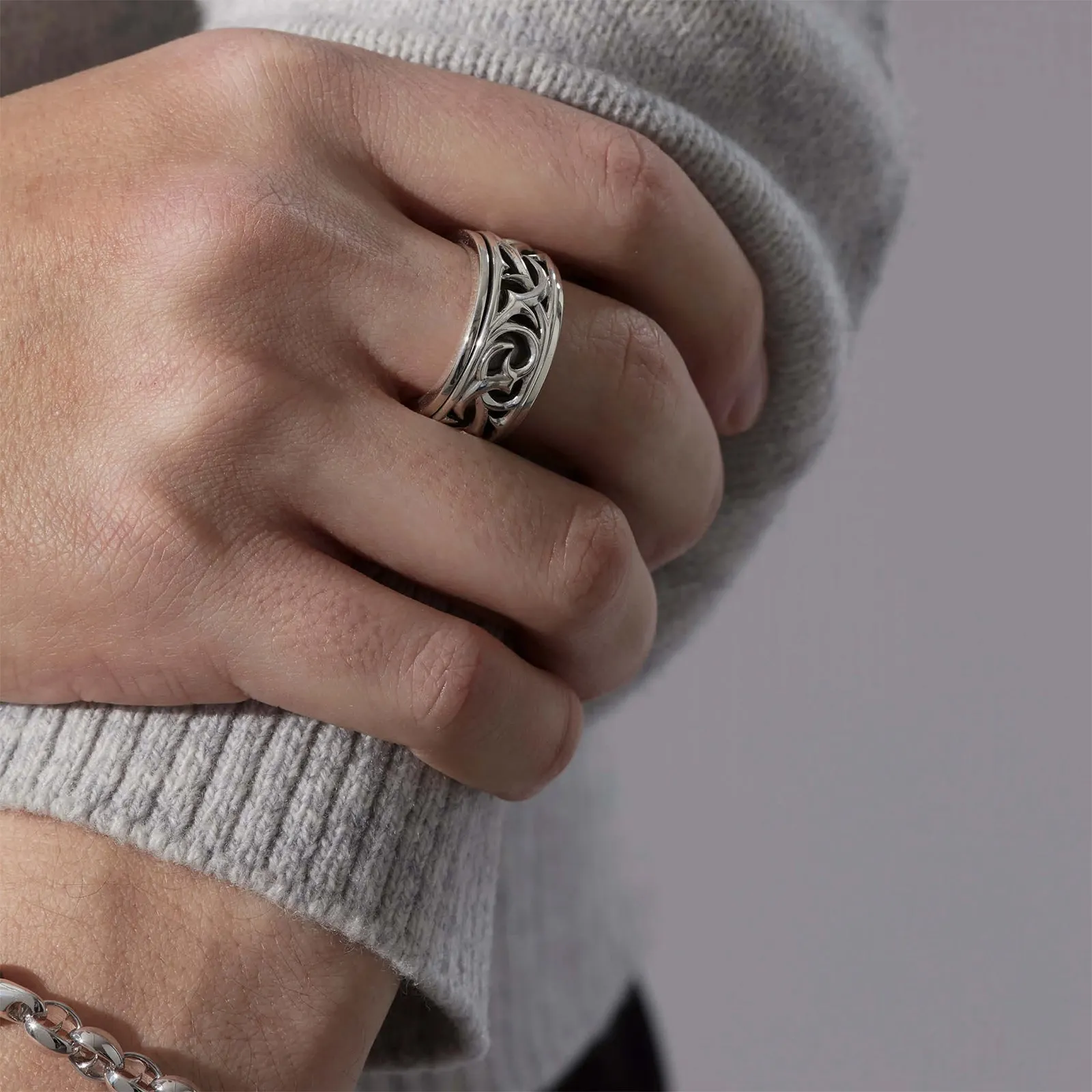Thorn Carved Rotating Ring
