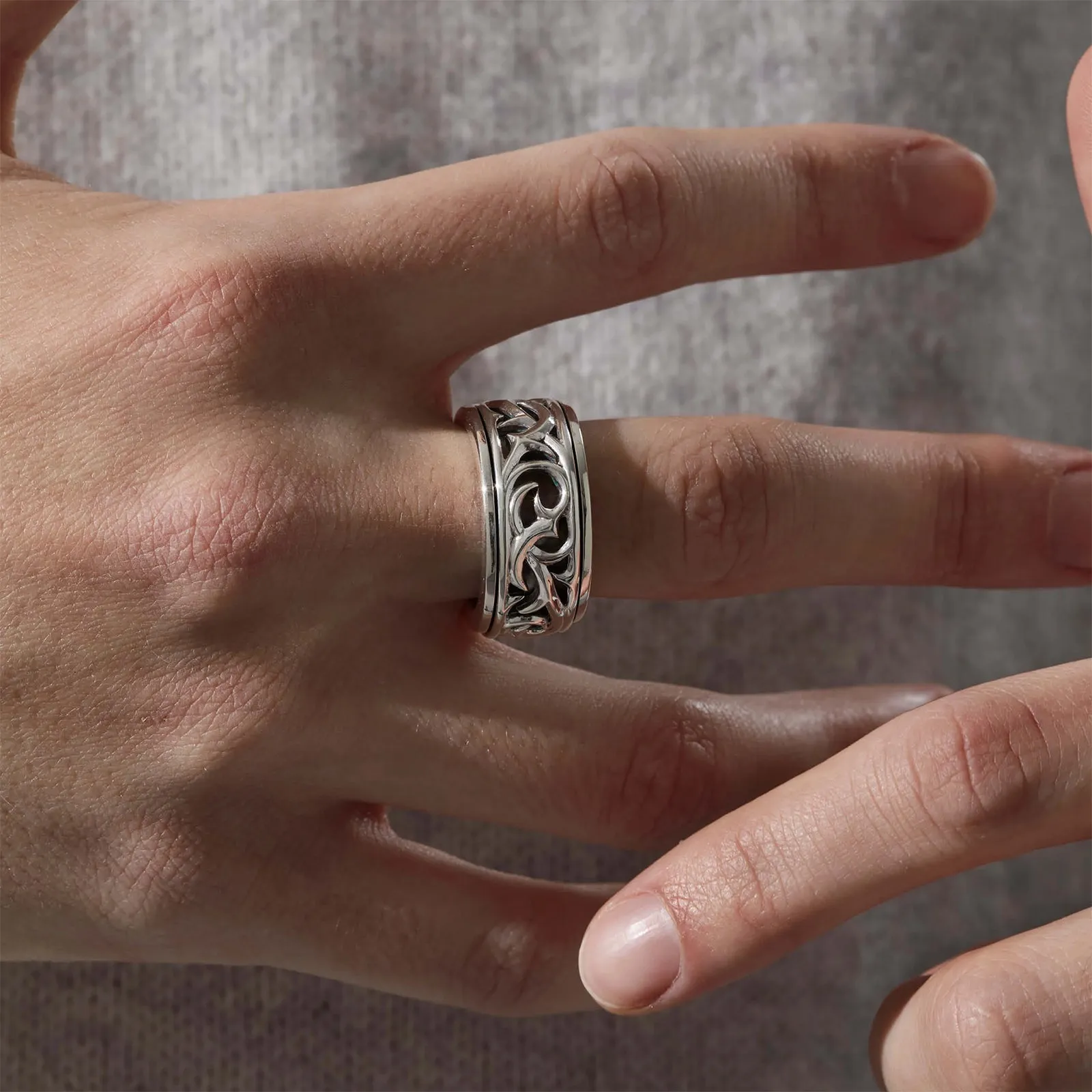 Thorn Carved Rotating Ring