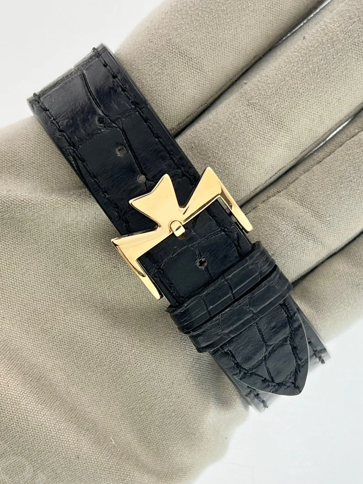 Vacheron Constantin Overseas 18k Yellow Gold White Dial 37mm Auto Mens 42042
