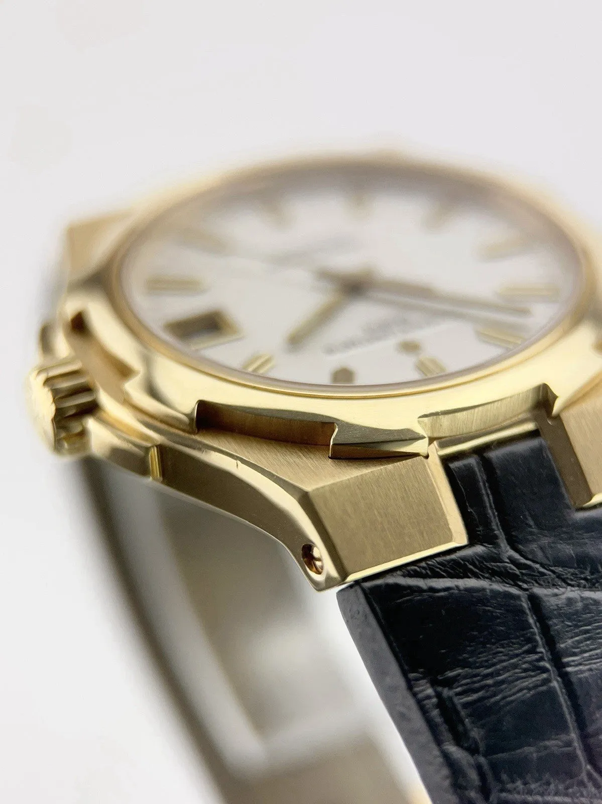 Vacheron Constantin Overseas 18k Yellow Gold White Dial 37mm Auto Mens 42042