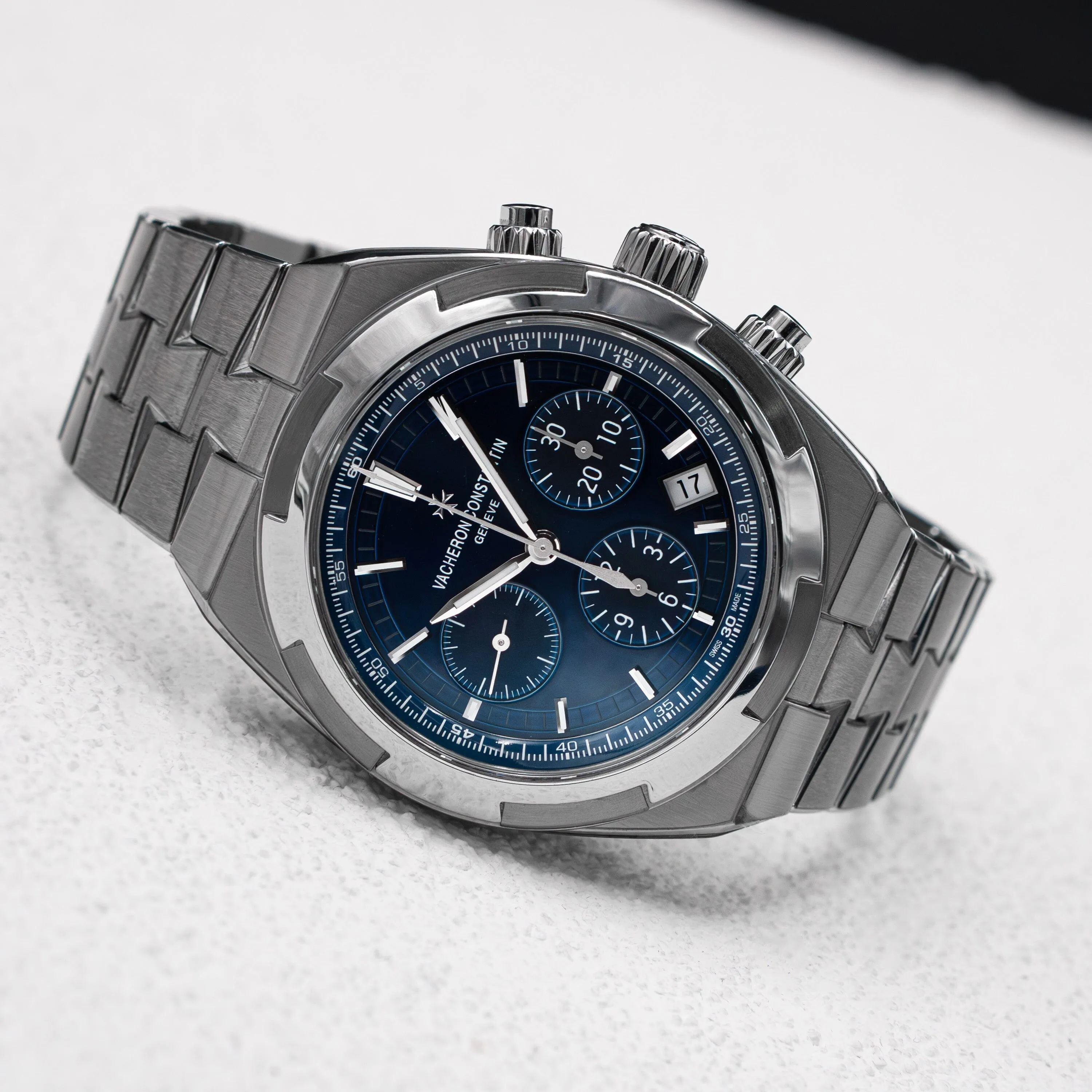 Vacheron Constantin Overseas 5500V/110A-B148 Blue Dial Mens Watch Box Papers