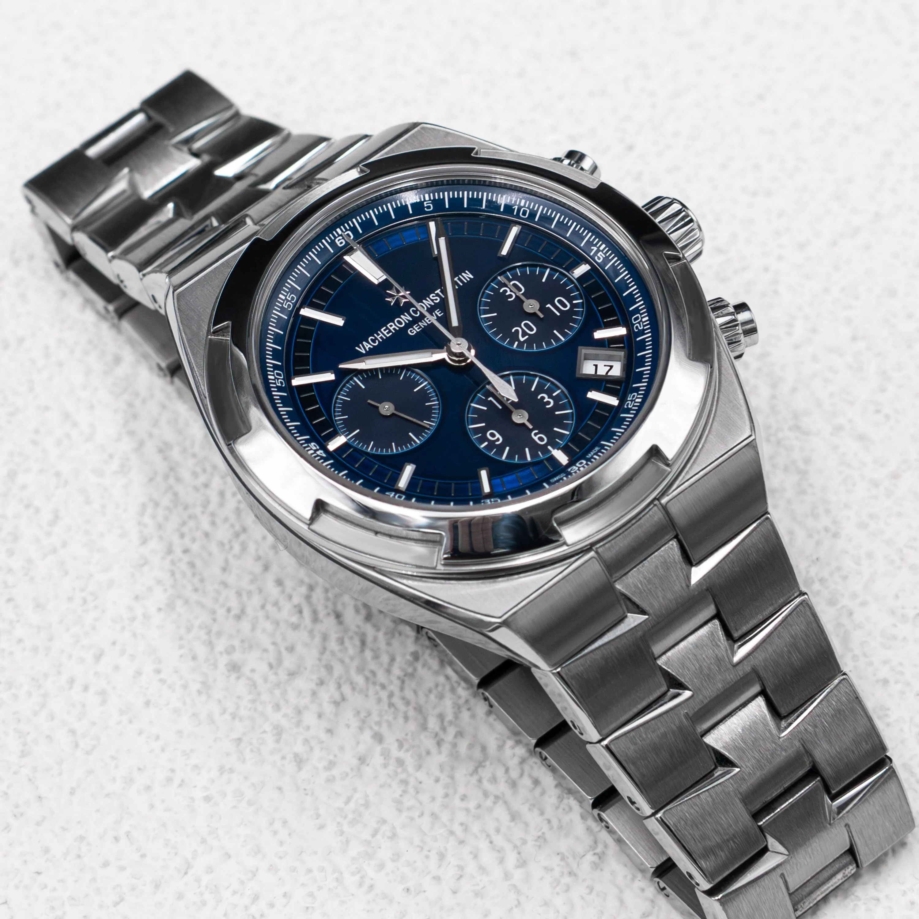 Vacheron Constantin Overseas 5500V/110A-B148 Blue Dial Mens Watch Box Papers