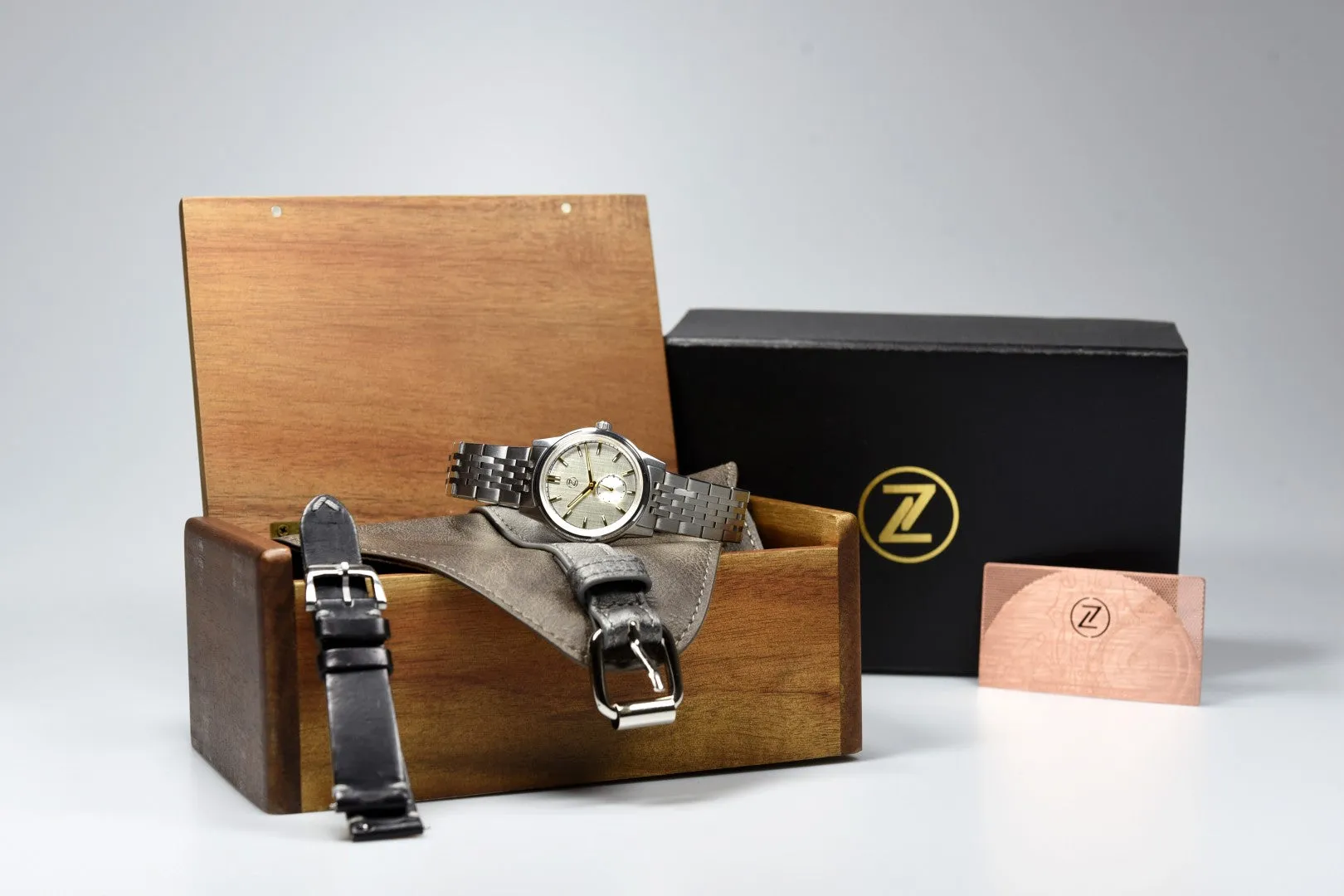 Zelos Nova 38mm Linen Silver (Pre-owned)